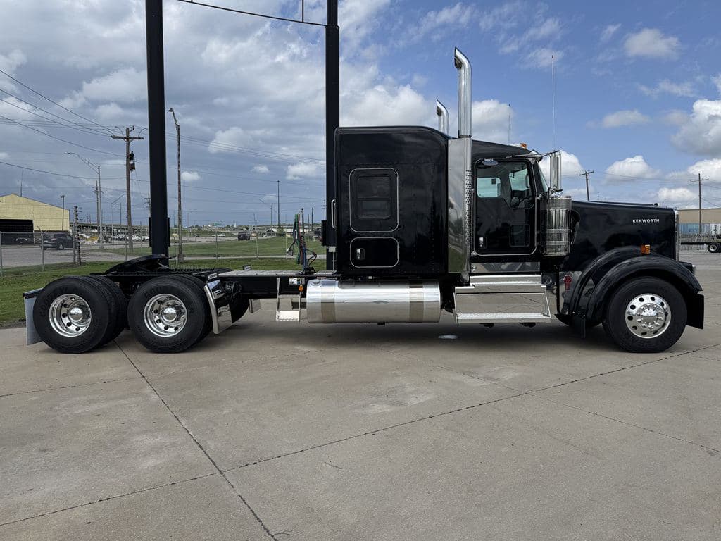 New 2027 KENWORTH W900L image 8