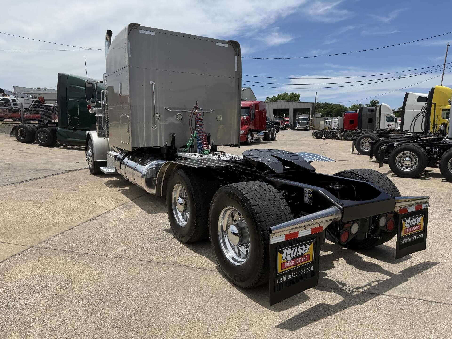 2019 Peterbilt 389 image 2