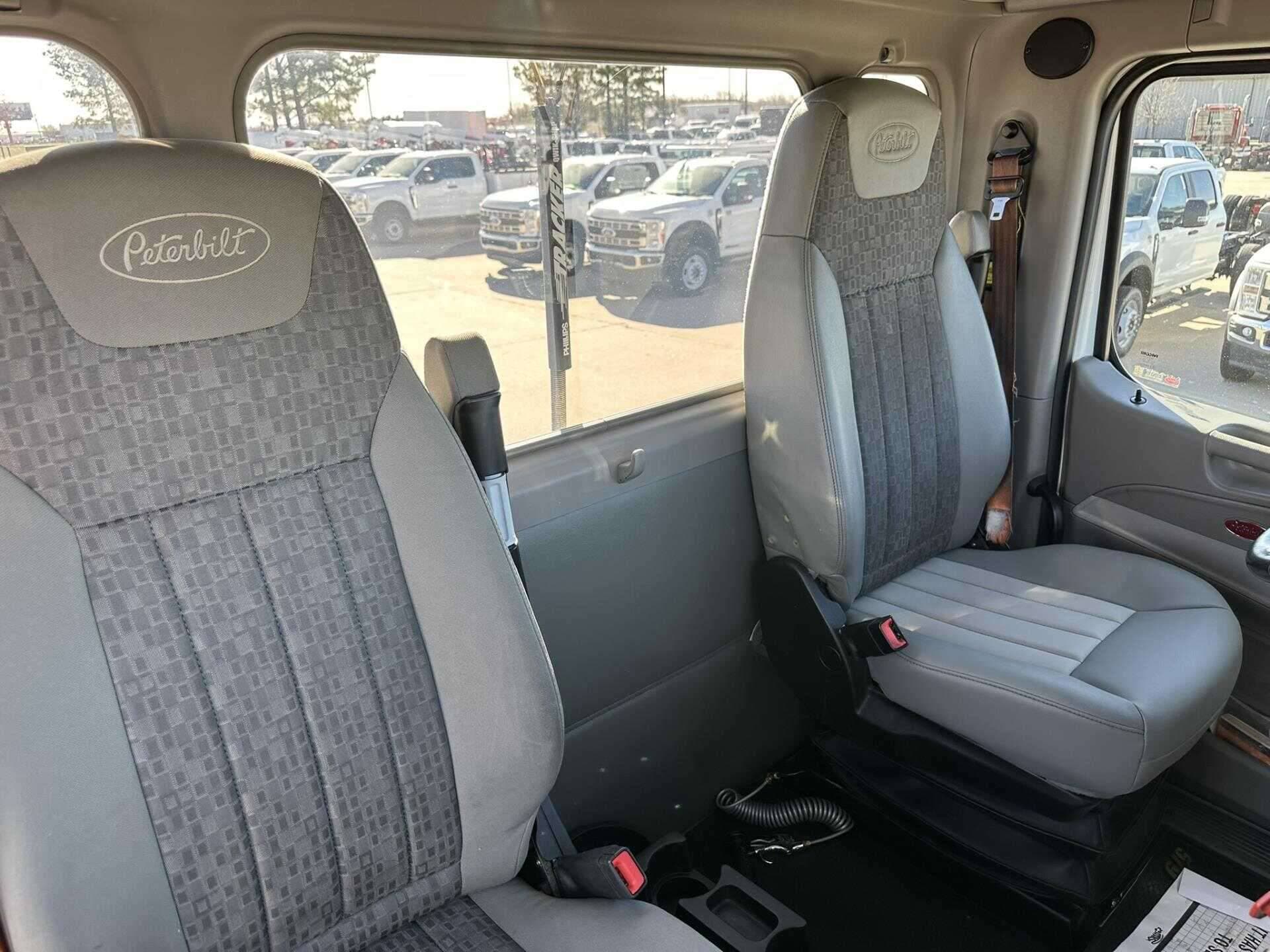 2021 Peterbilt 579 image 6