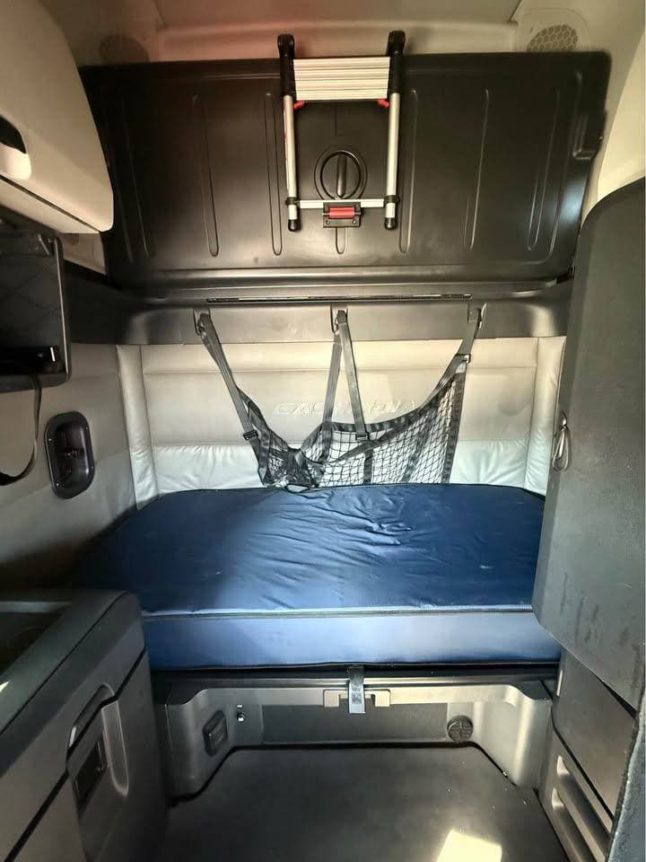 2021 Freightliner Cascadia image 8