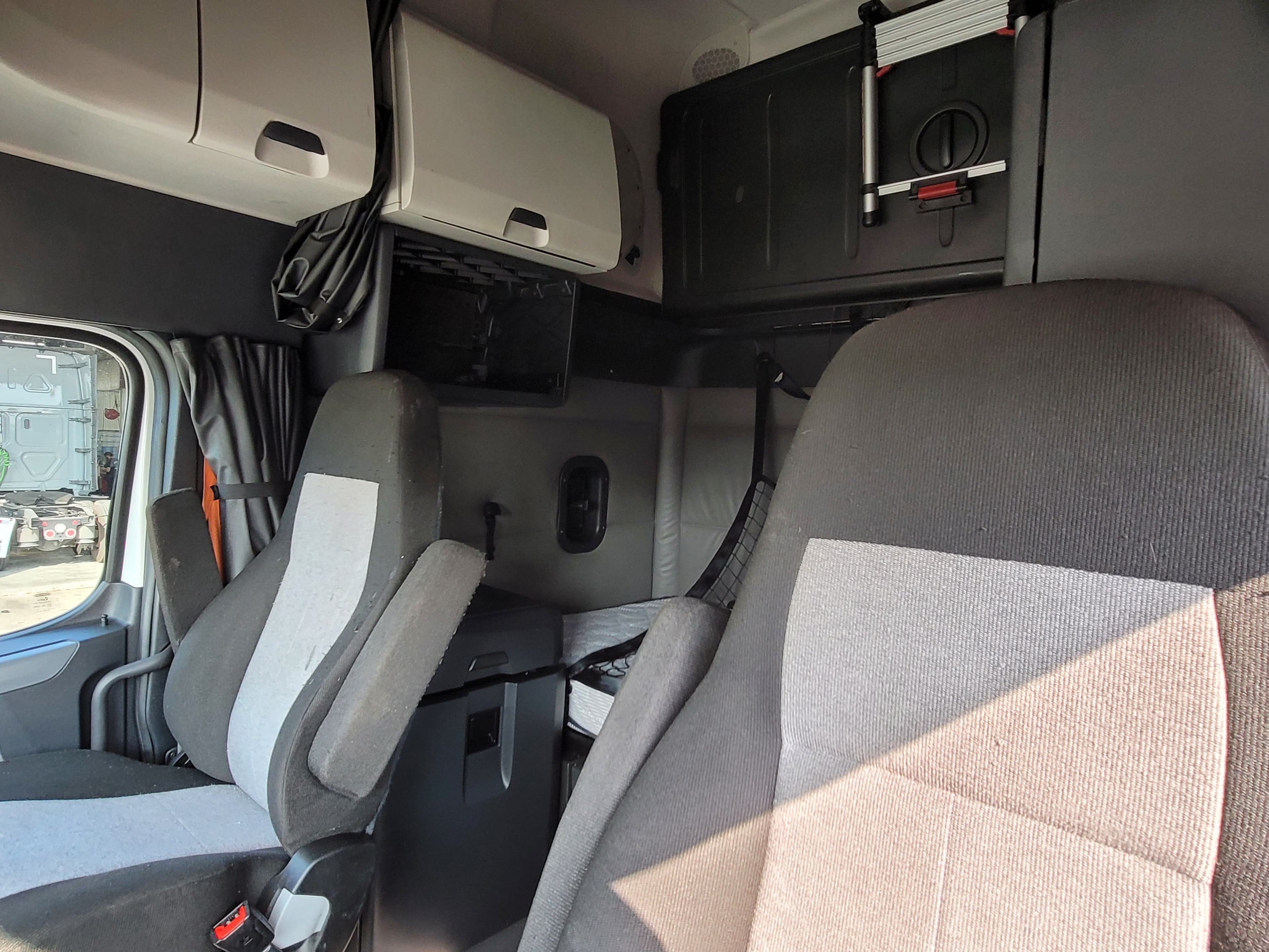 2022 Freightliner Cascadia 126 image 8