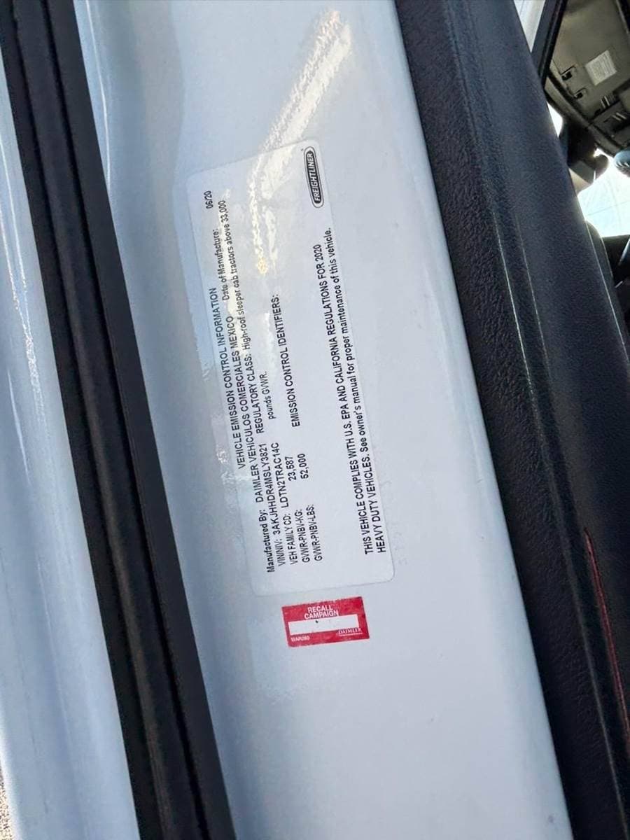 2021 Freightliner Cascadia image 9