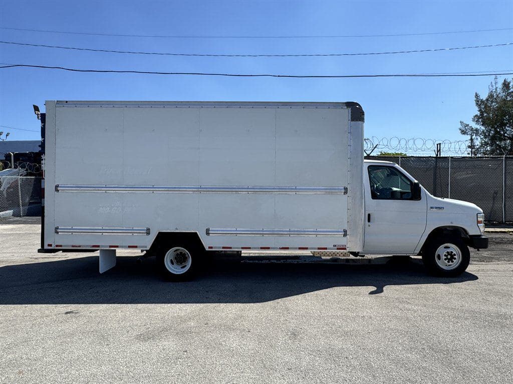 2022 Ford Commercial Vans image 14