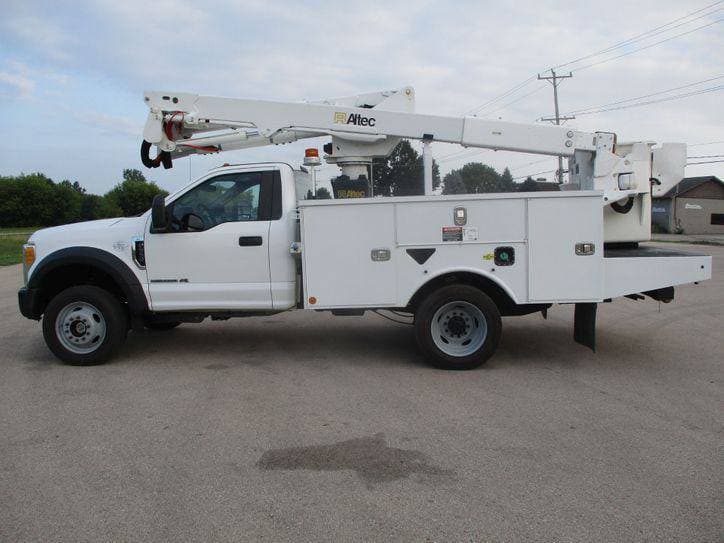 2017 Ford F550 BUCKET TRUCK 4X4 image 2