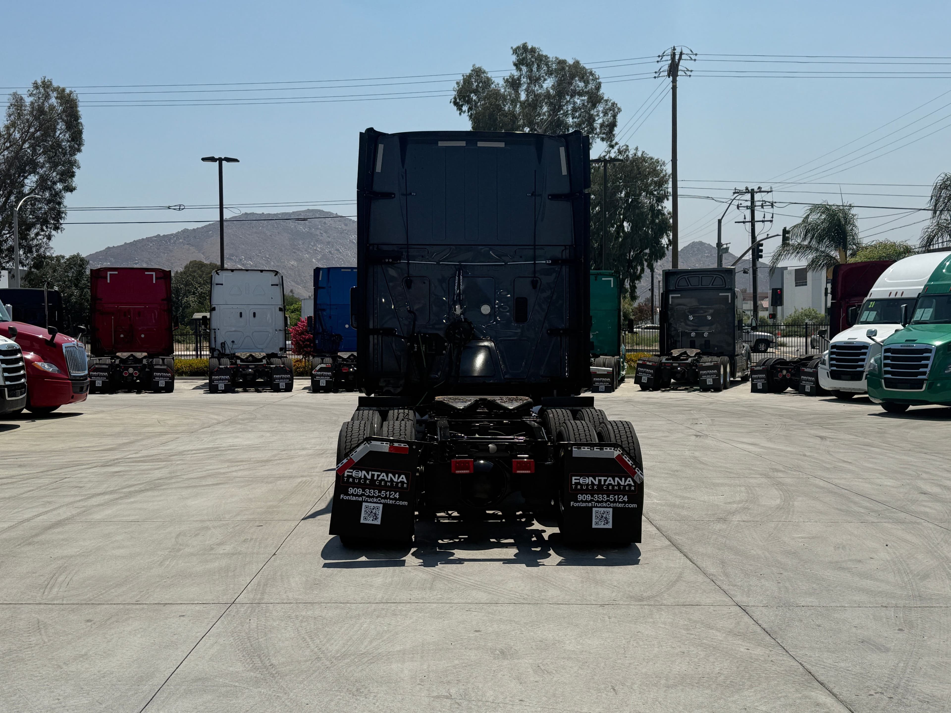 2021 International LT image 6