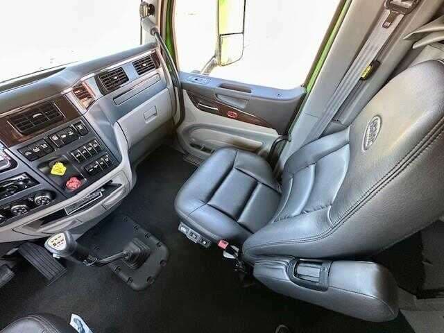 2020 Peterbilt 579 image 15