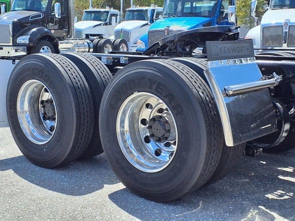 2025 Kenworth T880 image 18