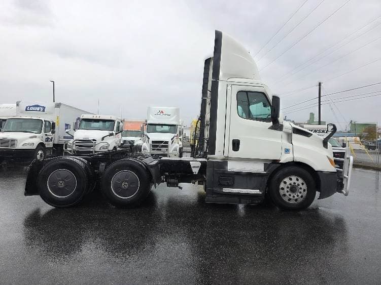 2021 Freightliner Cascadia image 3