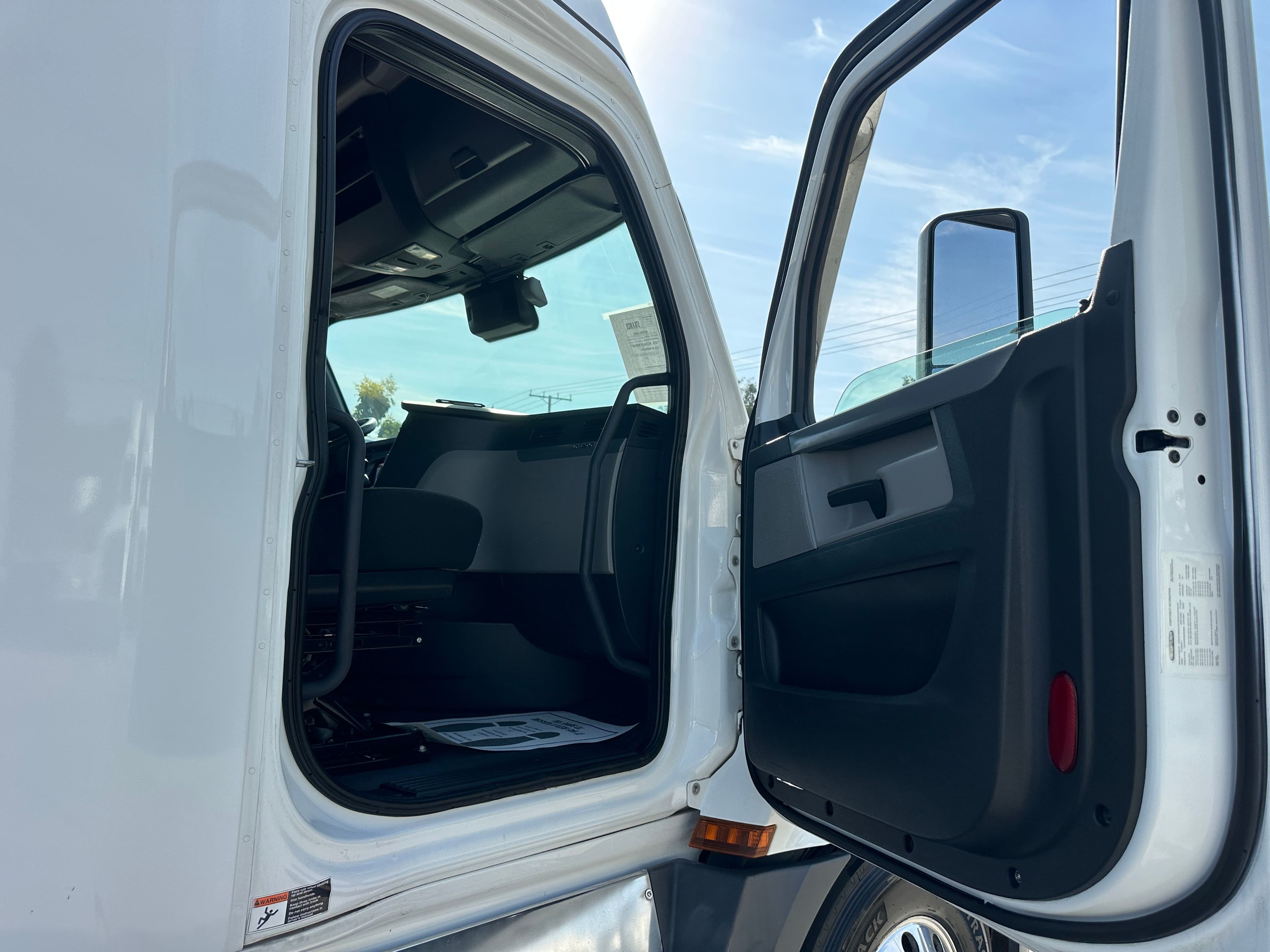 2021 Freightliner Cascadia 126 image 14