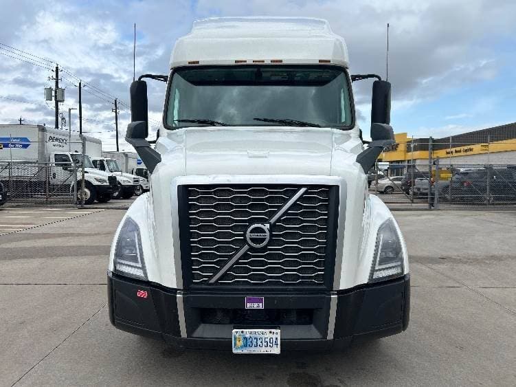 2023 Volvo VNL64760 image 2