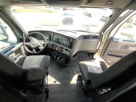 2020 Freightliner Cascadia image 12