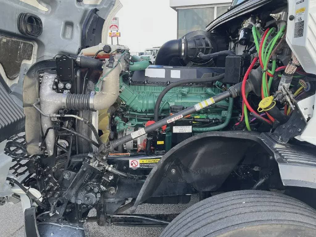 2022 Volvo VNL image 9