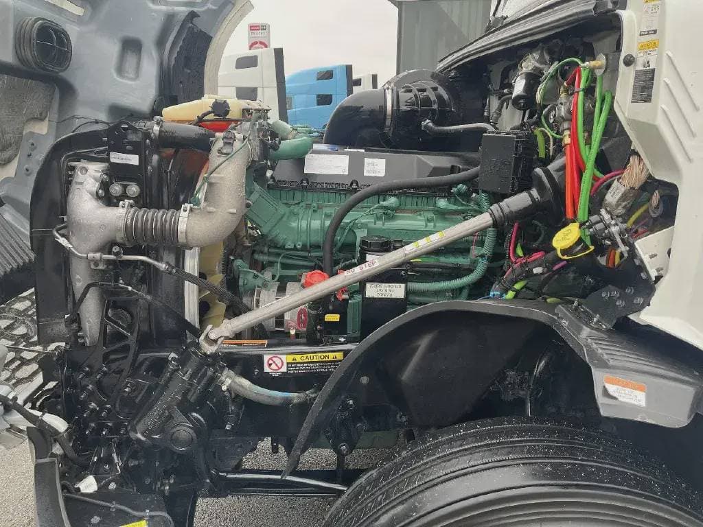 2022 Volvo VNL image 11