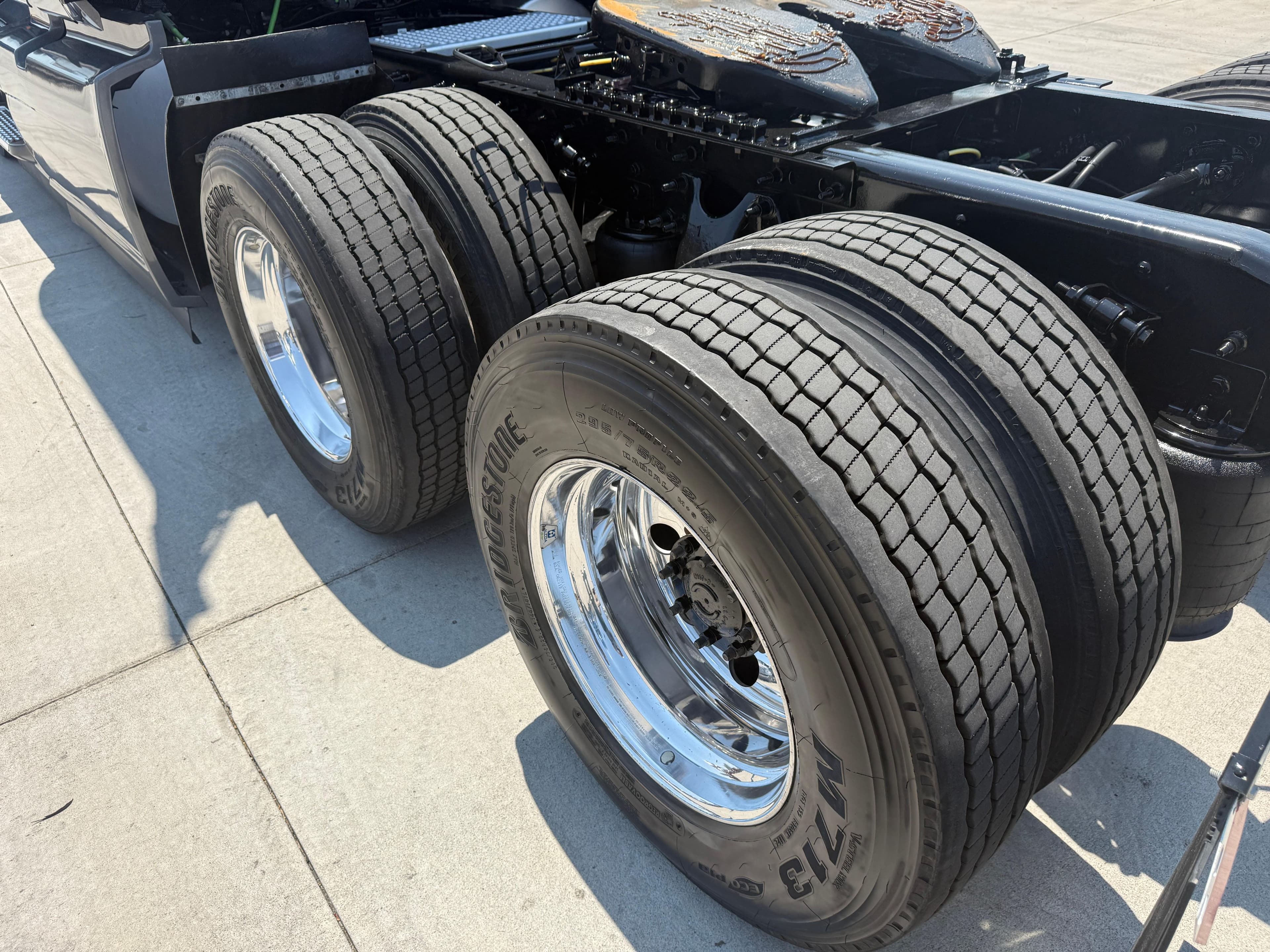 2021 International LT image 10