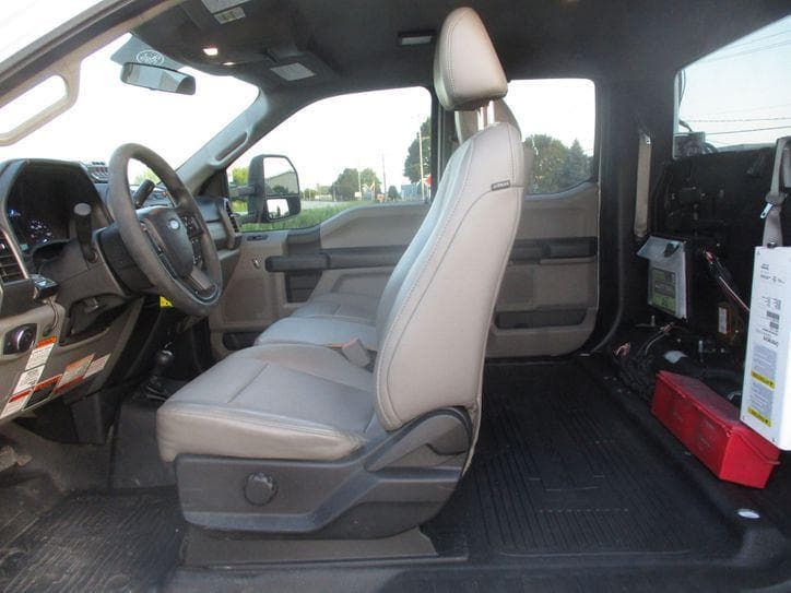 2018 Ford F550 SUPER CAB BUCKET TRUCK 4X4 image 16