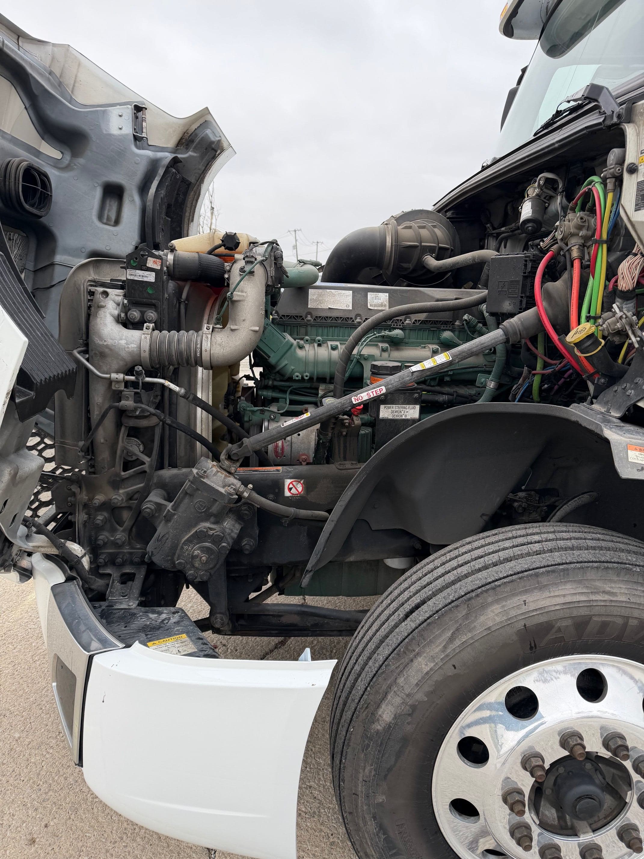 2023 Volvo VNL image 10