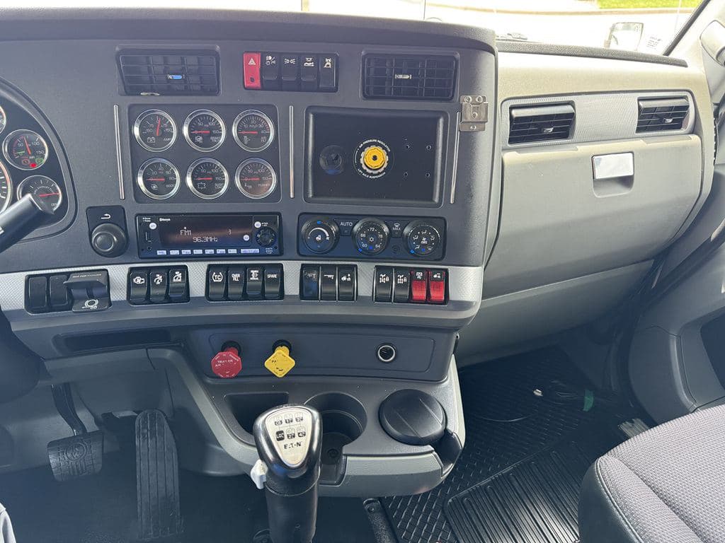 Used 2021 KENWORTH T880 image 9