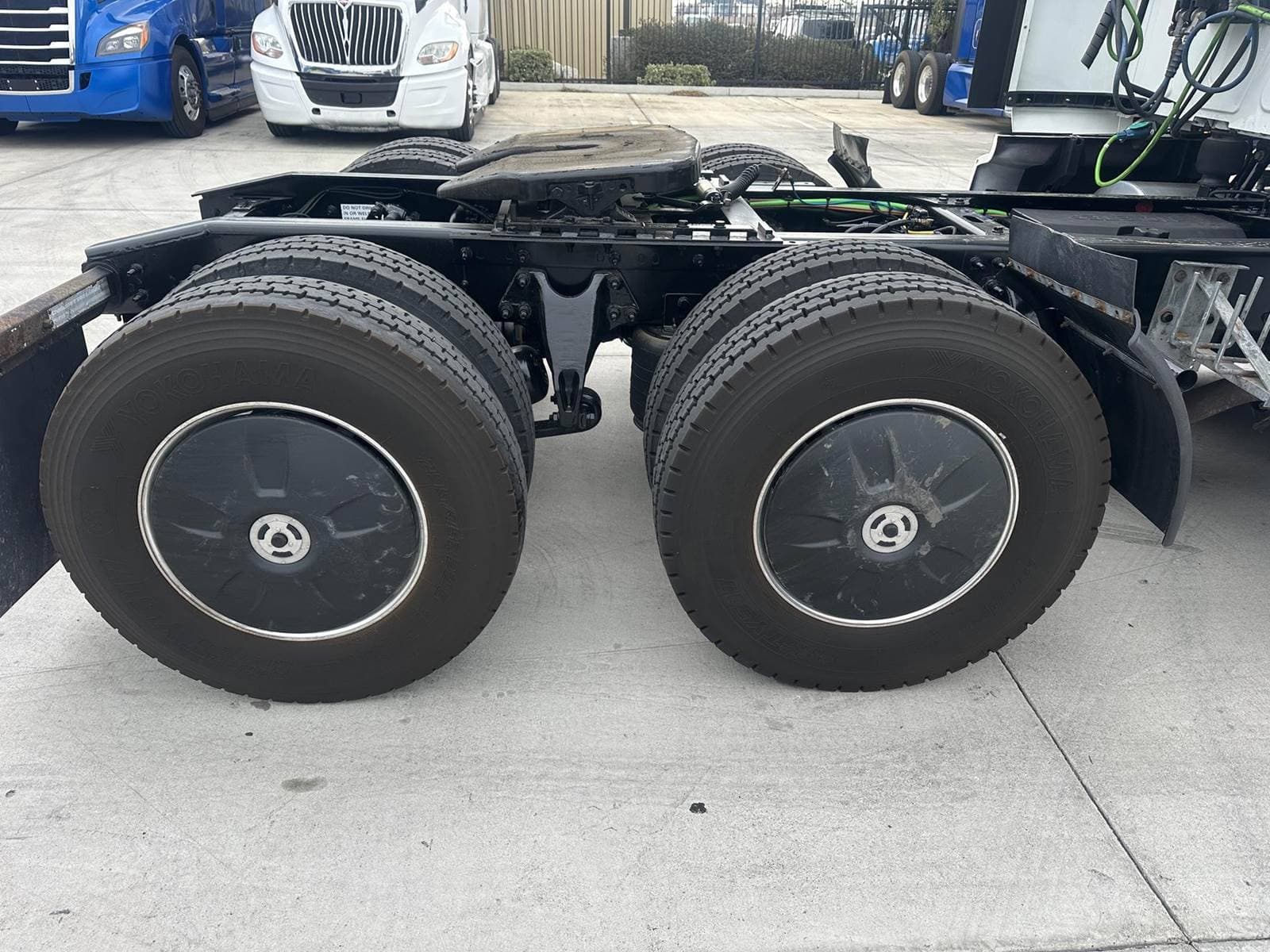 2022 International LT Sleeper Semi Truck - Raised Roof Sleeper, A26 450HP, 12 Speed Automatic image 7