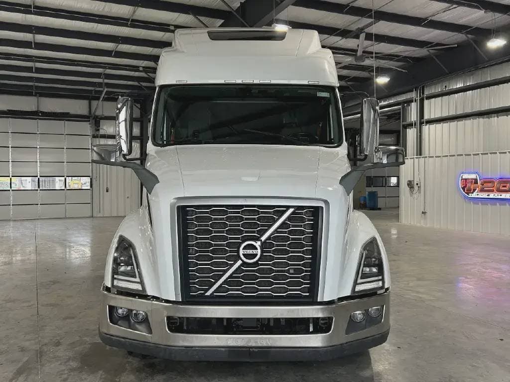 2022 Volvo VNL image 4