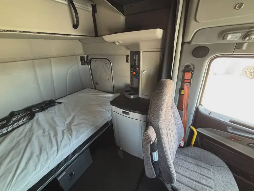 2022 Peterbilt 579 image 7