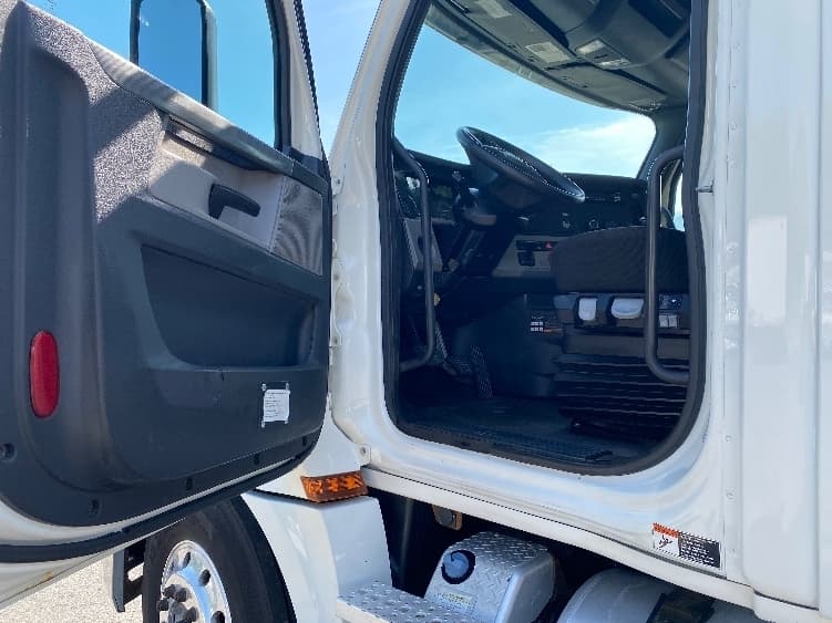 Used 2020 FREIGHTLINER Conventional - Day Cab, Tractor - CASCADIA 126 For Sale image 9