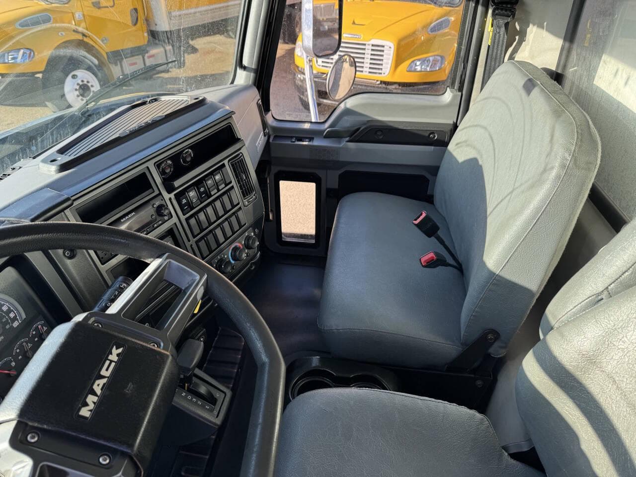 2022 Mack MD6 image 8