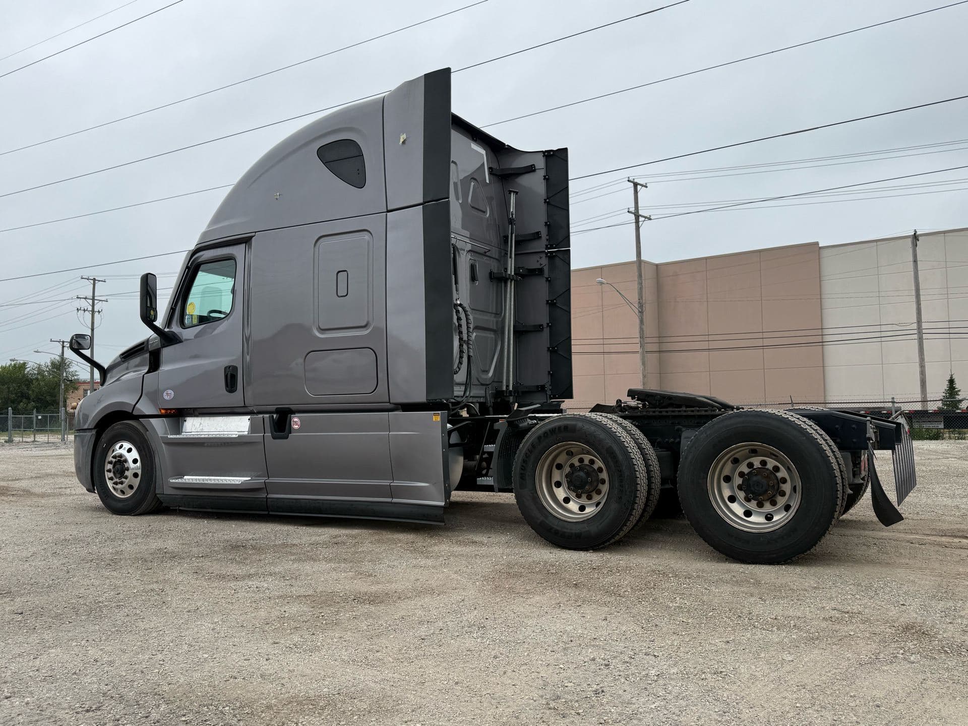 2022 Freightliner - 445k - 12k Hours - 455HP image 8