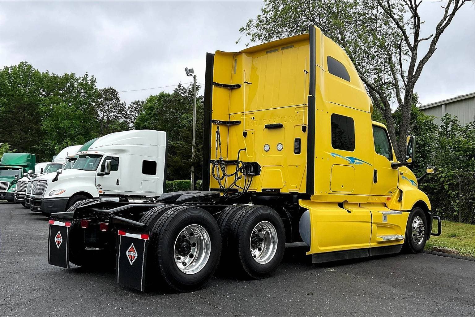 2022 International LT625 Sleeper Semi Truck - 73" Raised Roof Sleeper, A26 400HP, 11 Speed image 14