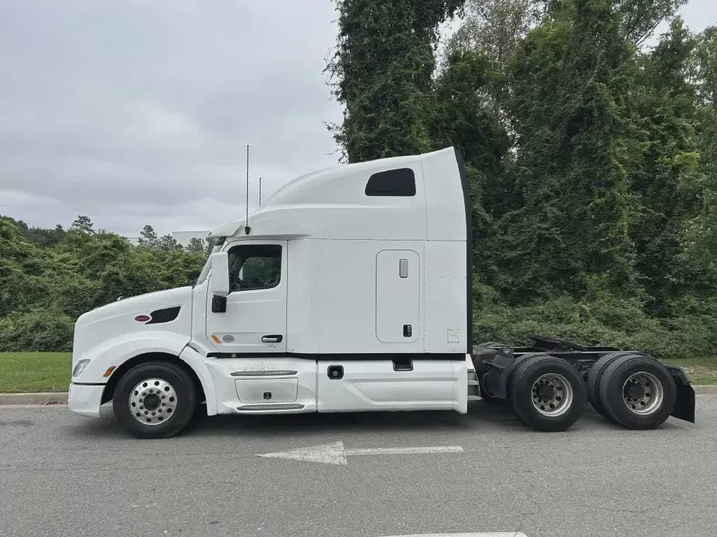 2022 Peterbilt 579 image 3