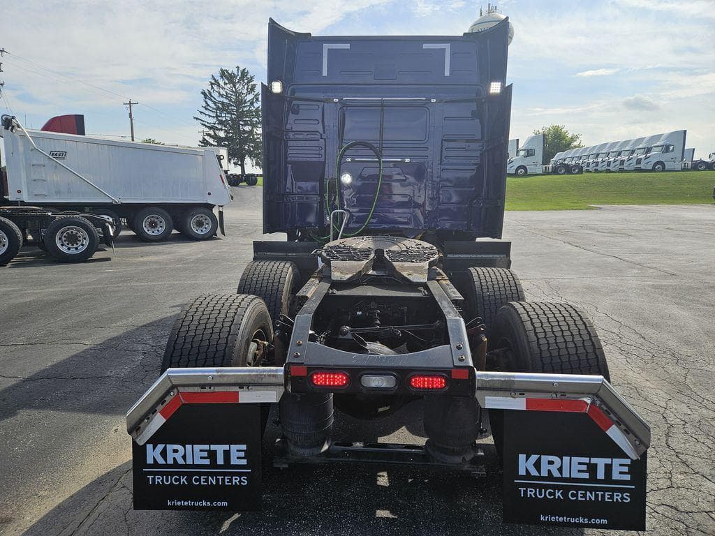 2021 Volvo VNL64T740 image 4