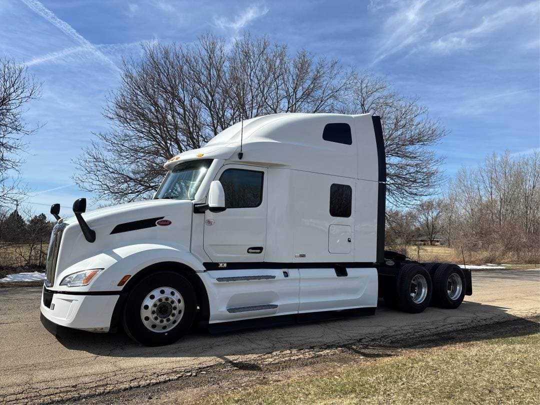 2024 Peterbilt 579 image 1