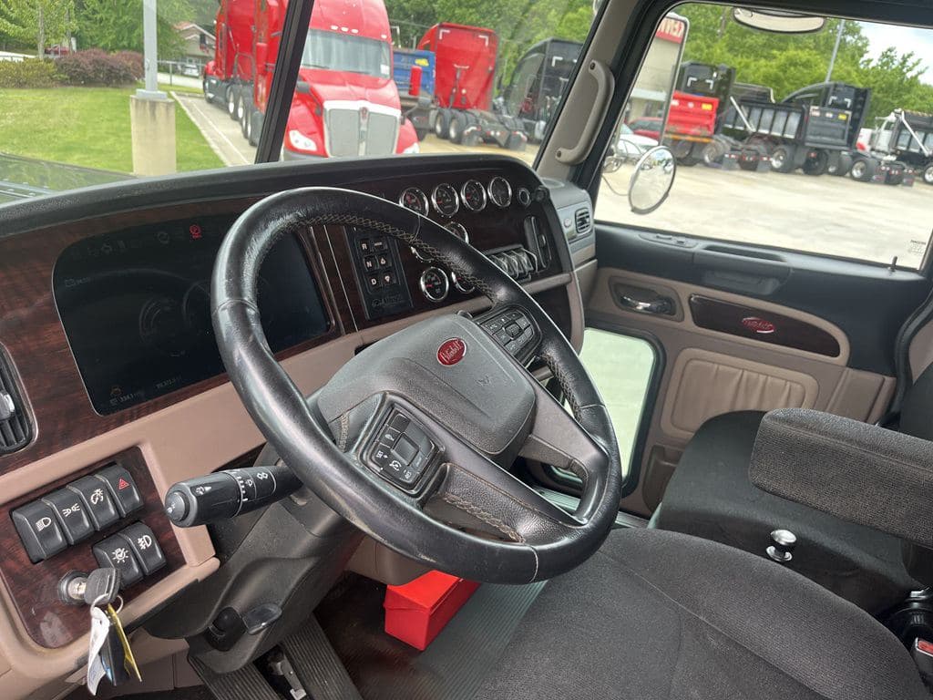 Used 2024 PETERBILT 389 image 10