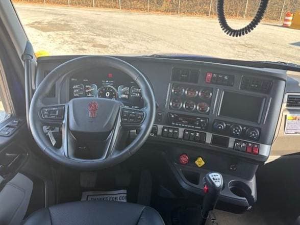 2025 Kenworth T880 image 5