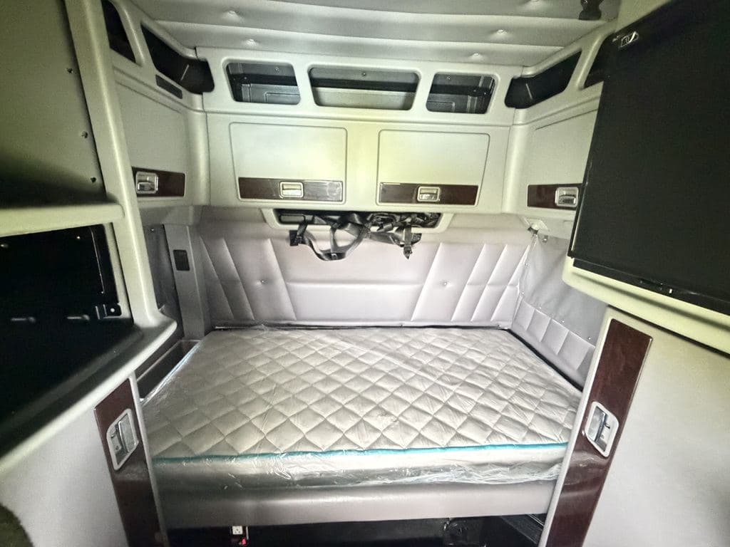 Used 2024 PETERBILT 389 image 7