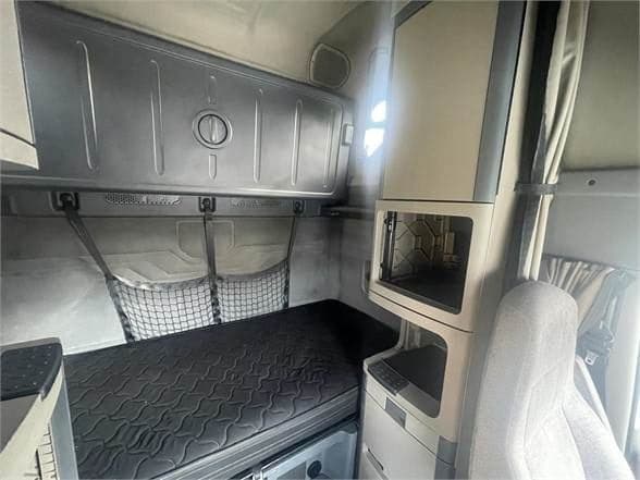 2016 Freightliner Cascadia image 15