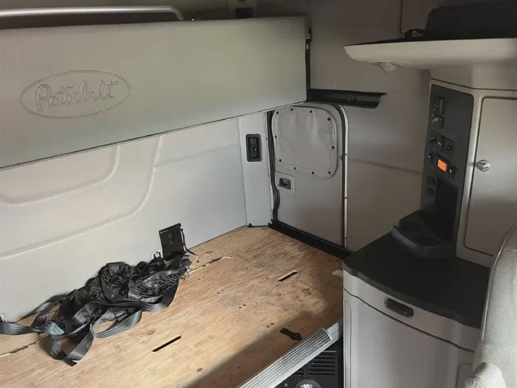 2022 Peterbilt 579 image 9