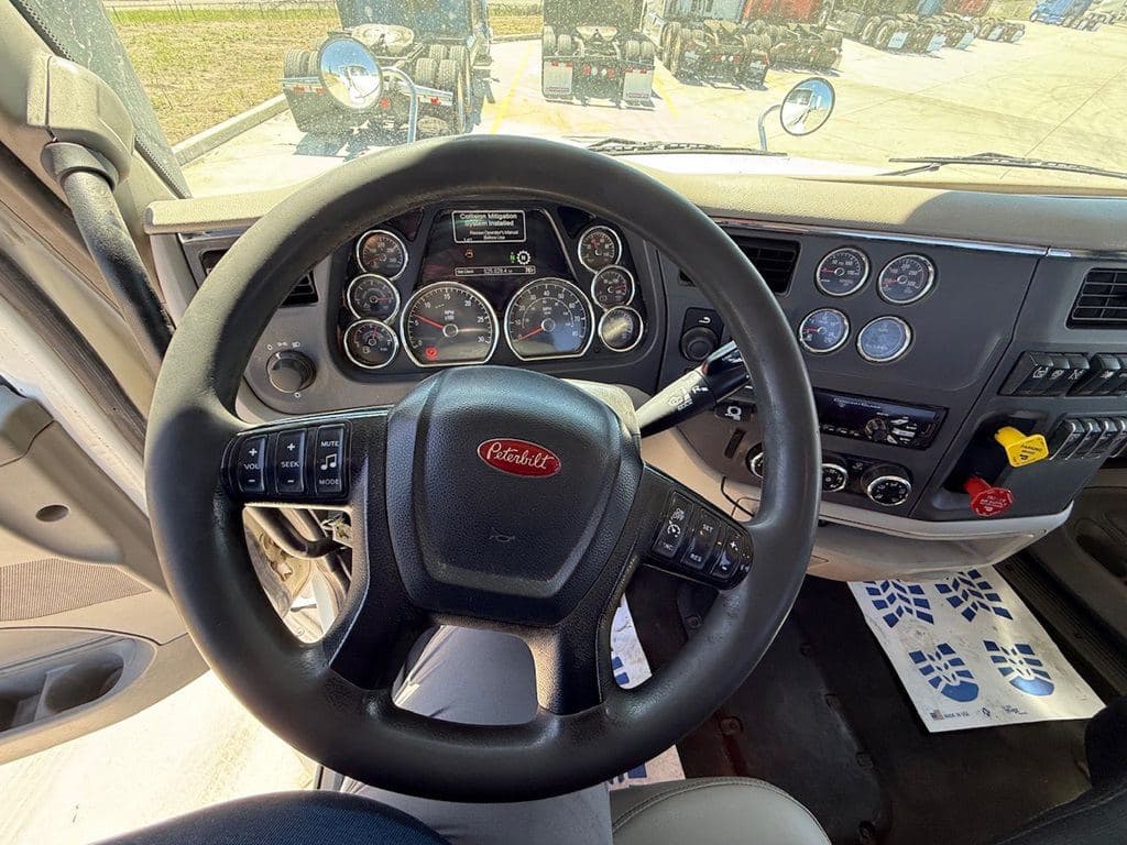 Used 2020 PETERBILT 567 image 11