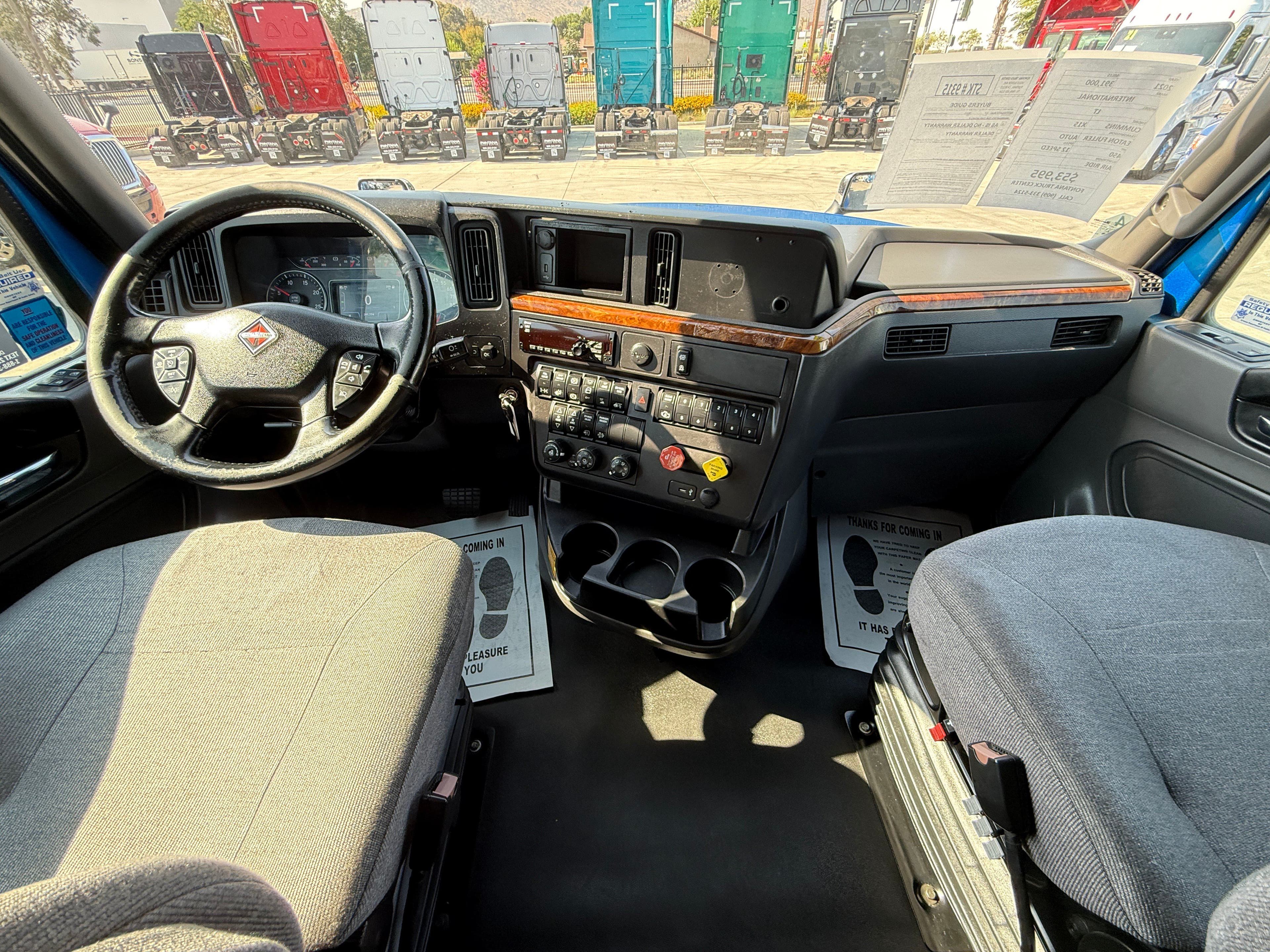 2021 International LT625 image 14