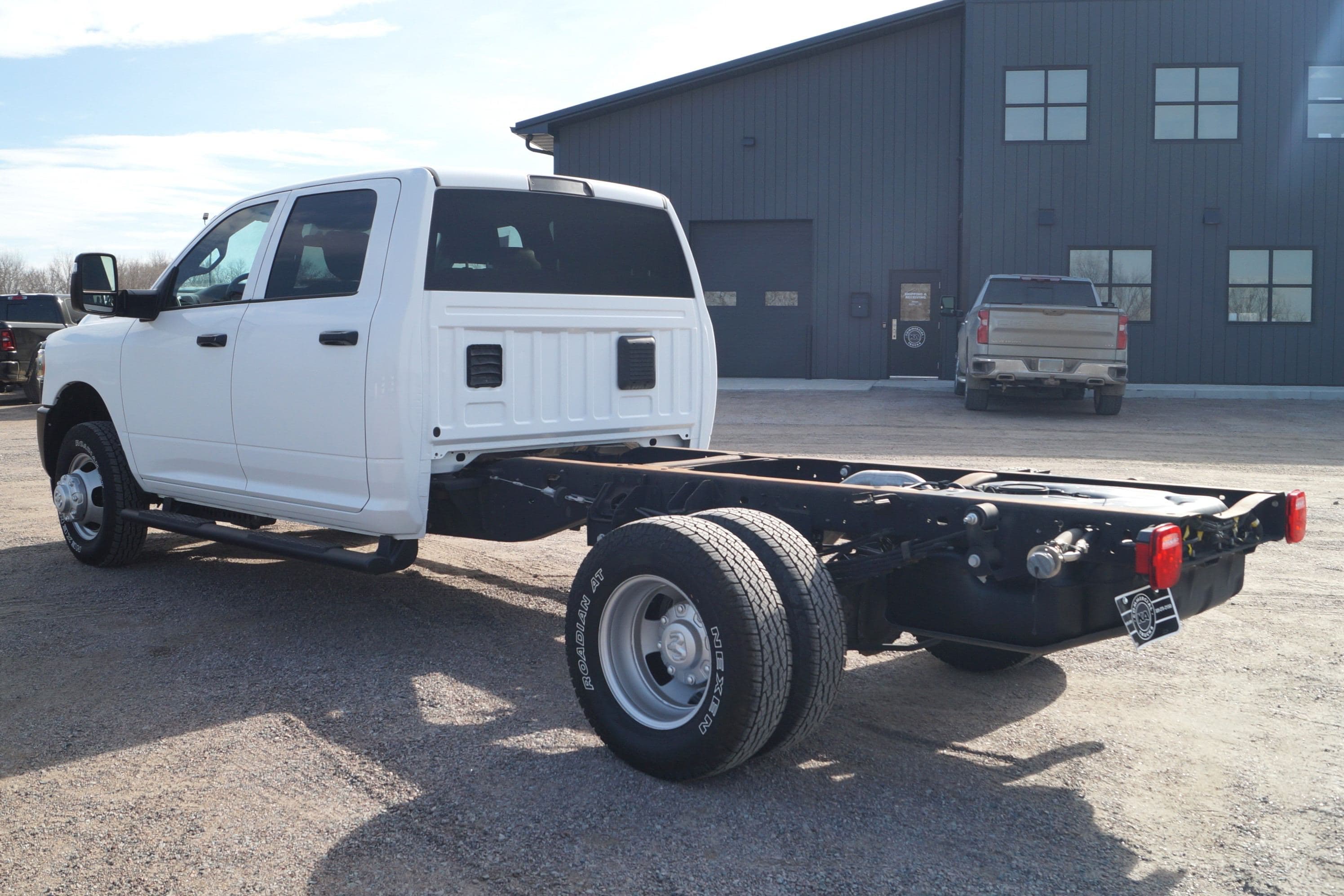 2023 RAM 3500 Tradesman - Cab Chassis - 4WD 6.4L V8 HEMI image 7