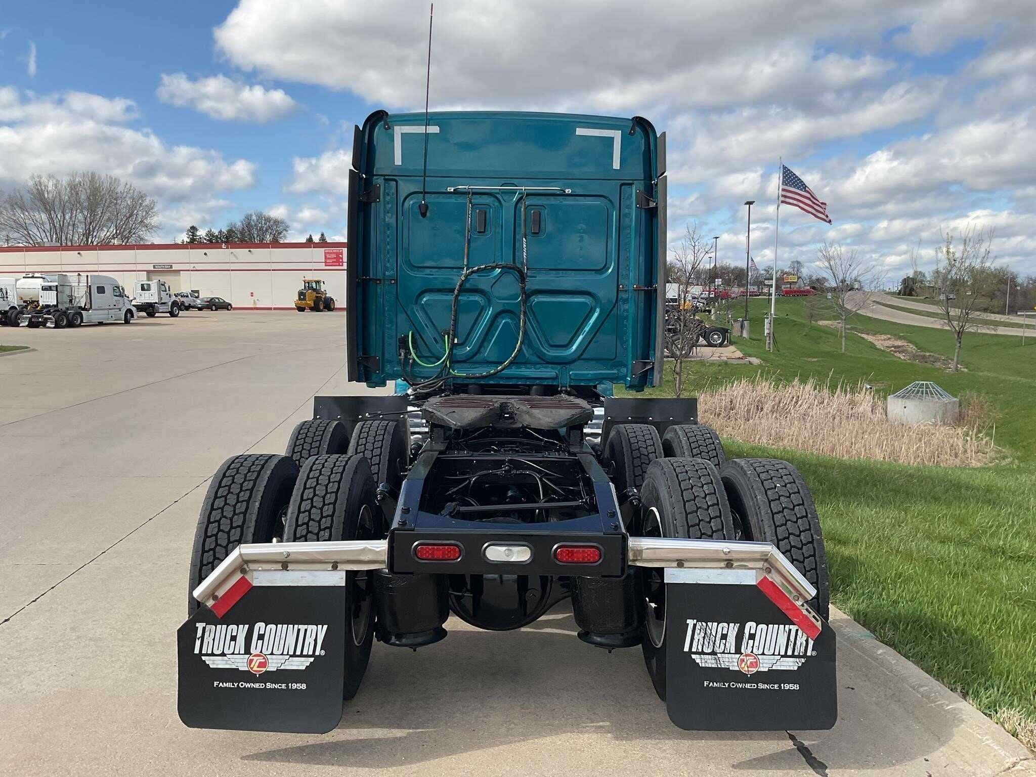 2023 Freightliner Cascadia 126 image 2