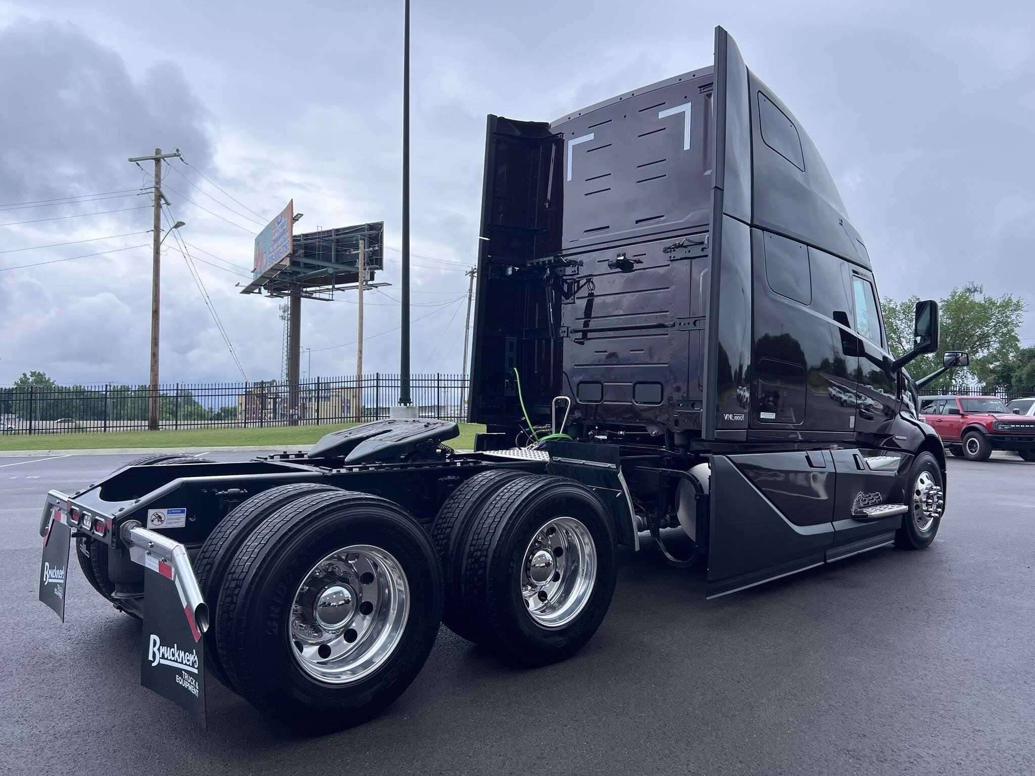 New 2026 VOLVO VNL64T860 Conventional - Sleeper Truck in Tulsa, OK image 2