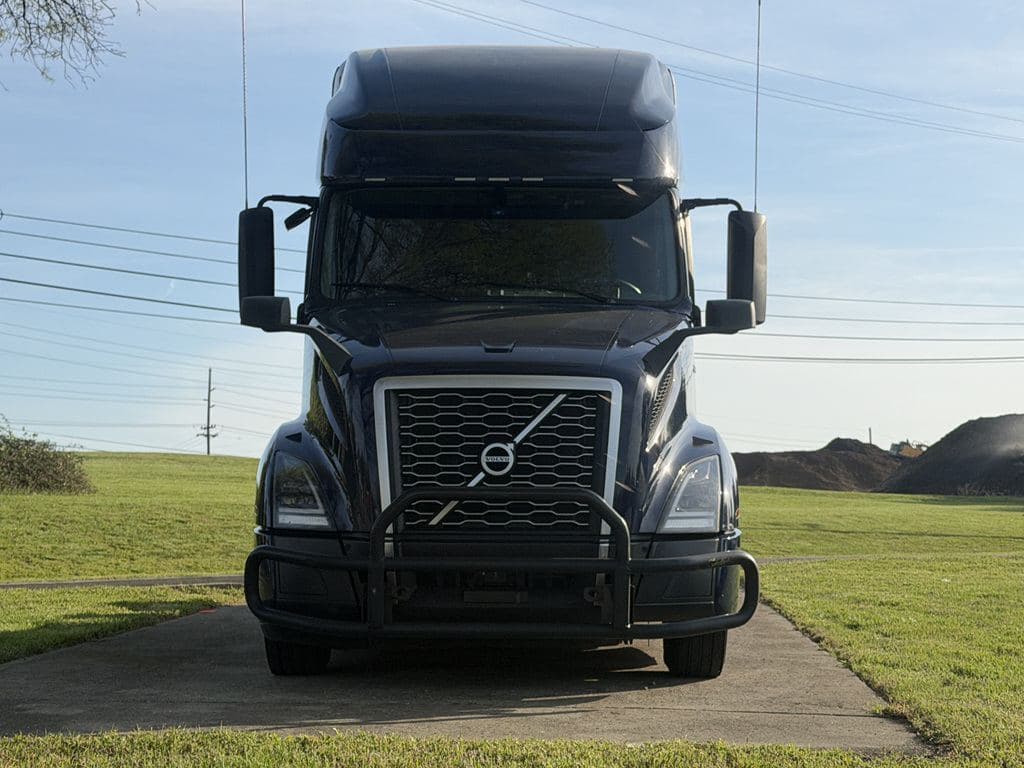 Used 2023 VOLVO VNL64T760 image 6