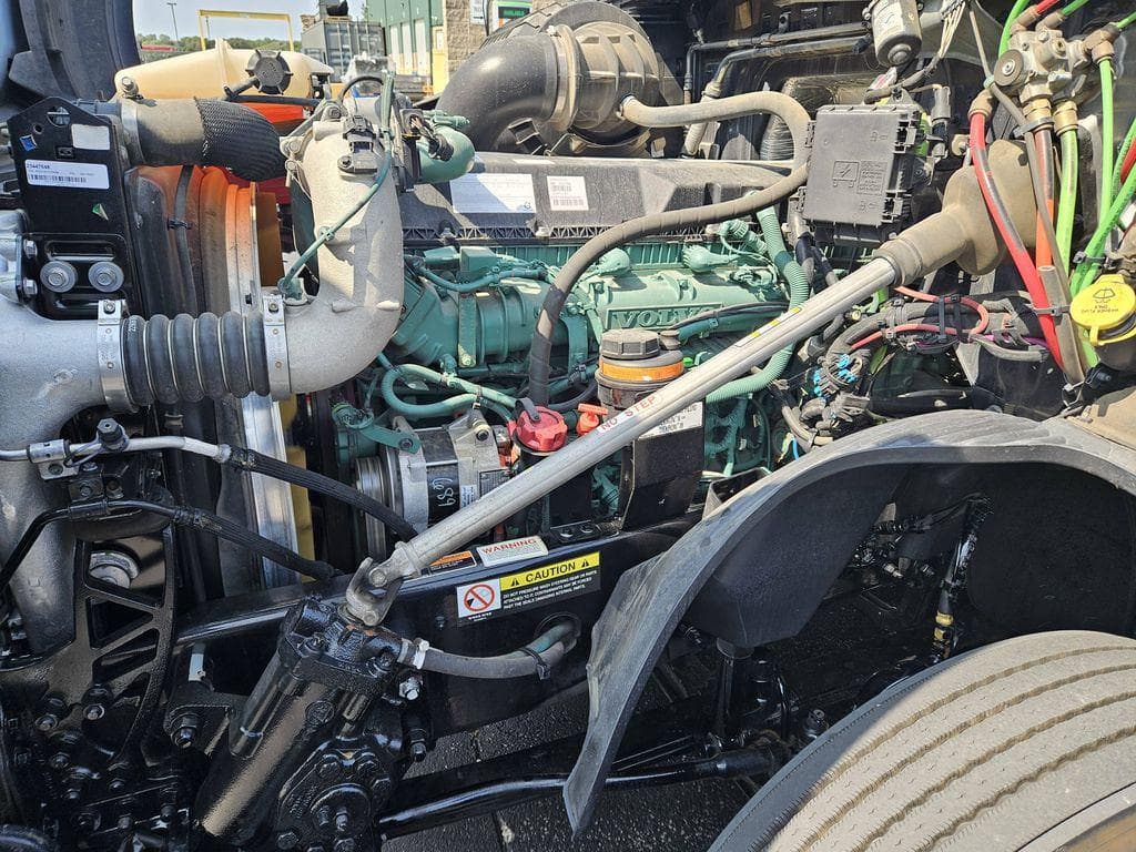 2023 Volvo VNL image 15