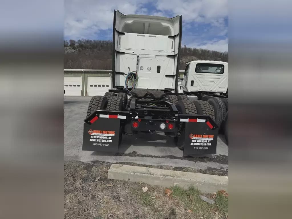 New 2025 INTERNATIONAL Conventional - Sleeper Truck image 5