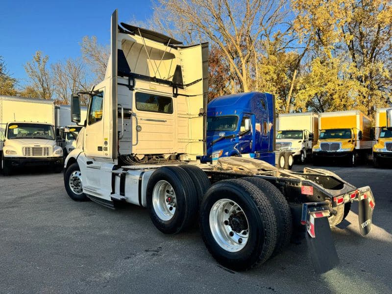 2020 Volvo VNL image 7