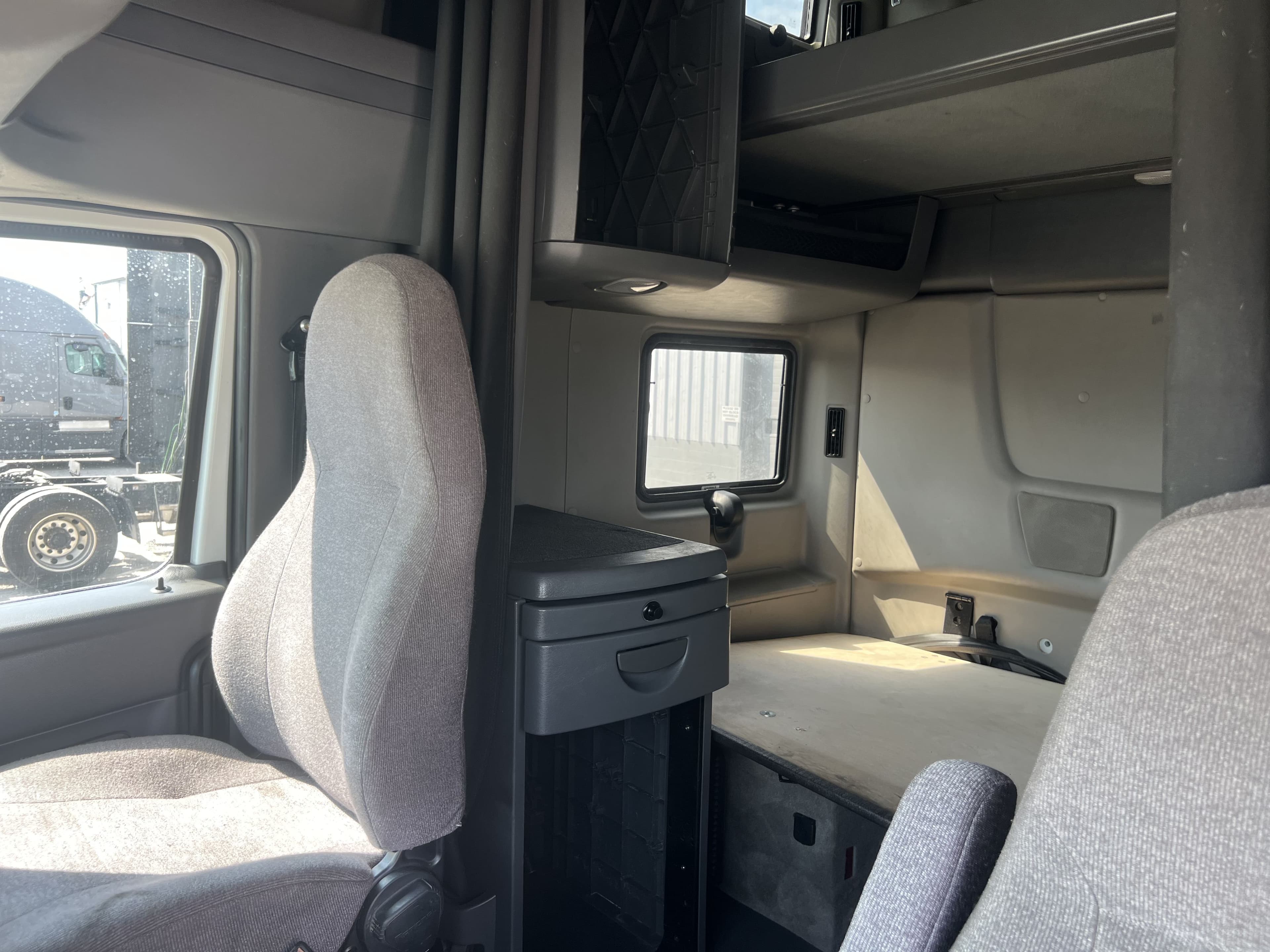 2022 International 1652 image 2