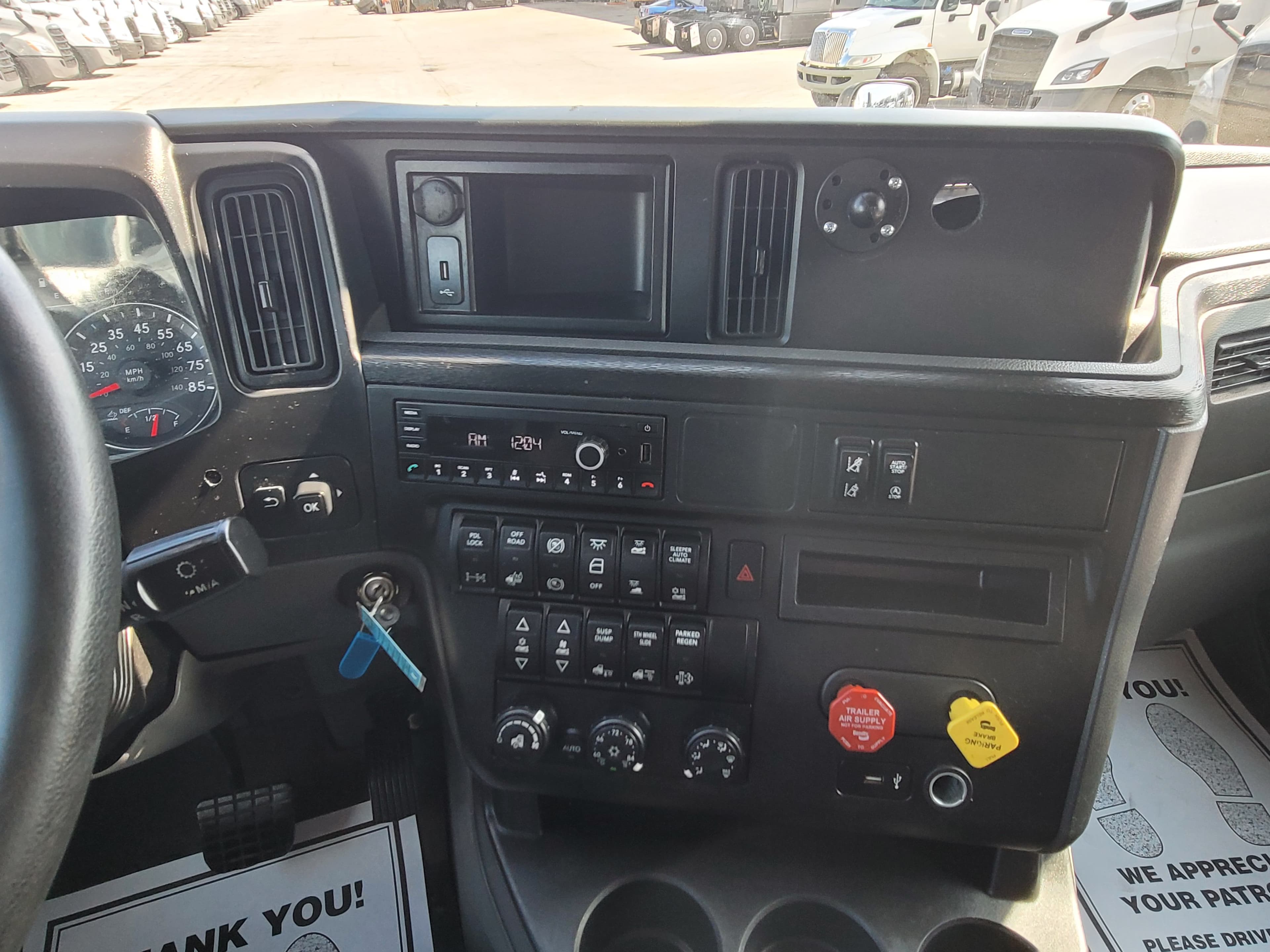 2022 International LT625 image 11