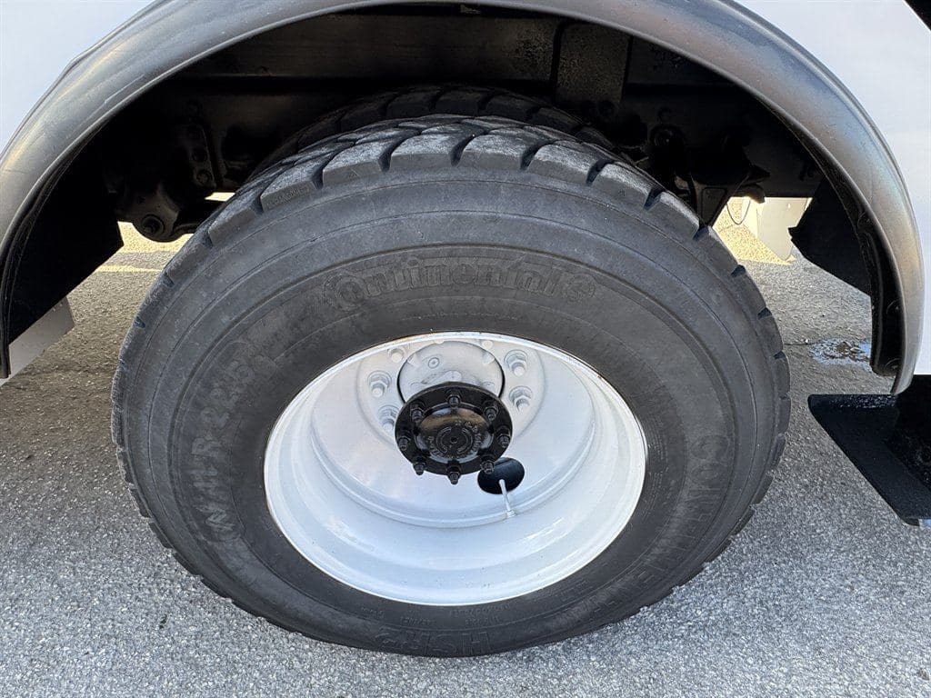 2015 Freightliner M2 106 image 33