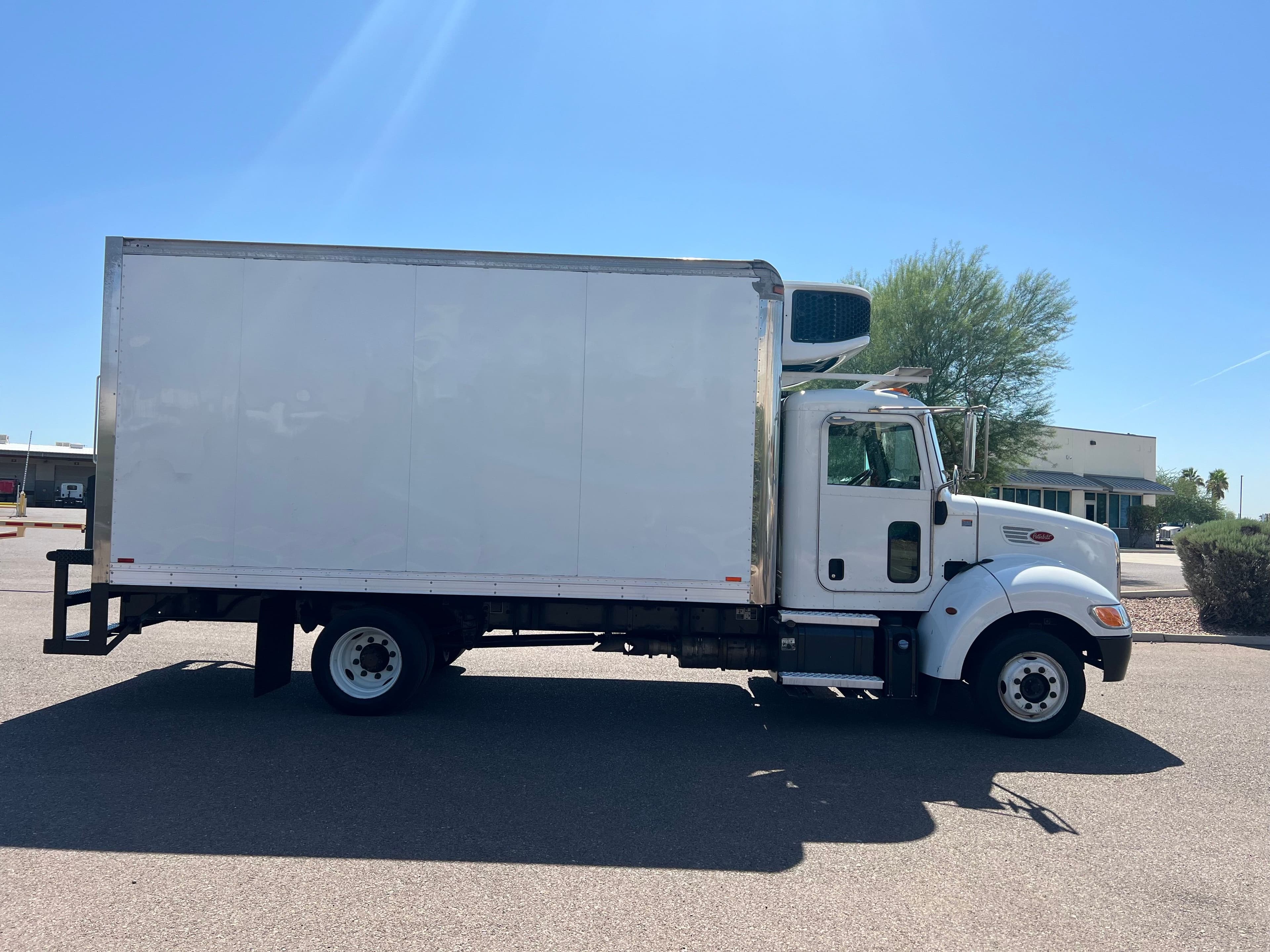 2018 Peterbilt 325 image 4