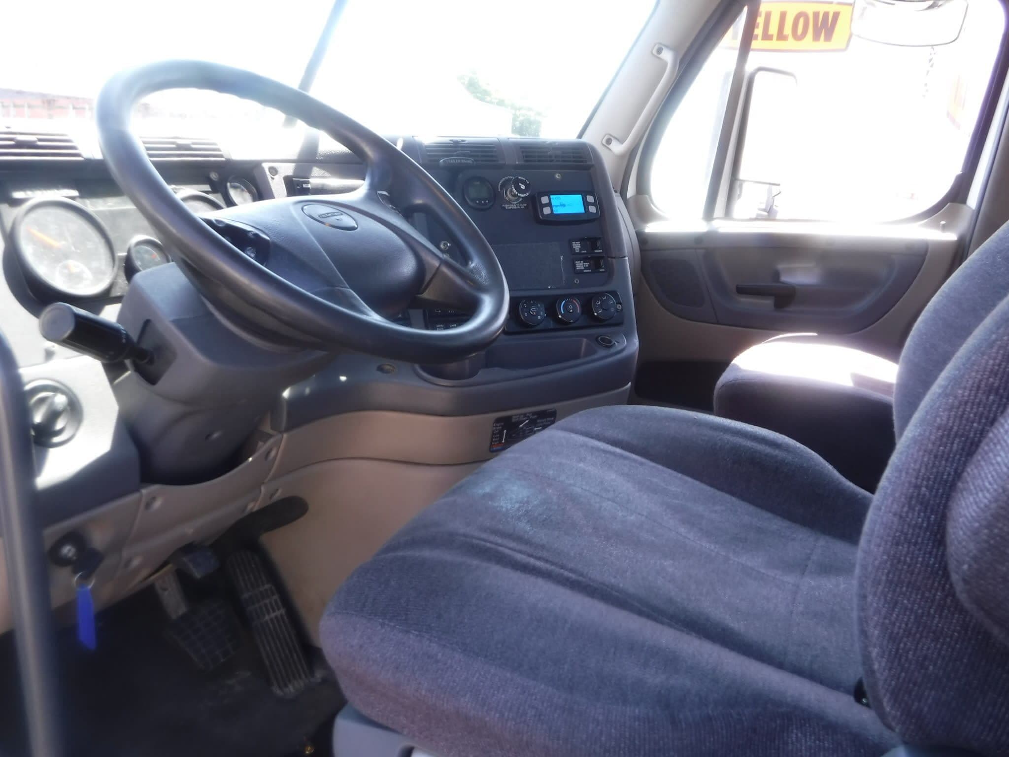 Used 2019 FREIGHTLINER Conventional - Day Cab - CASCADIA 125 image 9